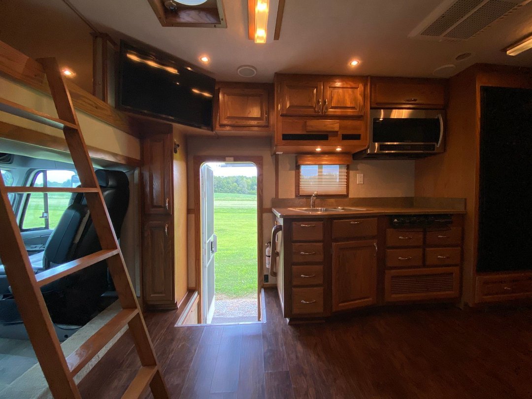 2007 ShowHauler Freightliner Motorhome Rear Bedroom for Sale in Paducah, KY RacingJunk