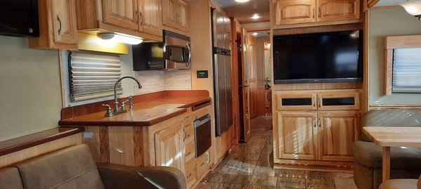 2011 Haulmark 45' Motorhome Bath & Half 2 Slides