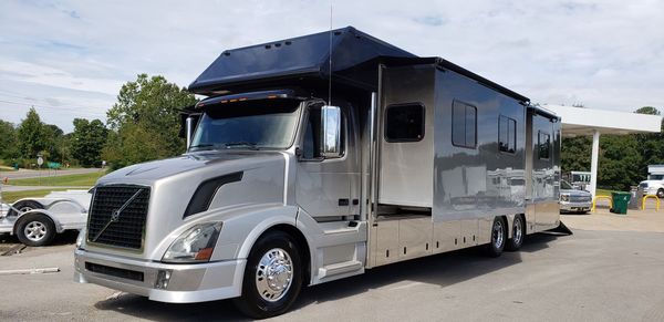2007 Silver Crown Motorgarage 2-Slides Queen Bed Full Body P for Sale $179,900
