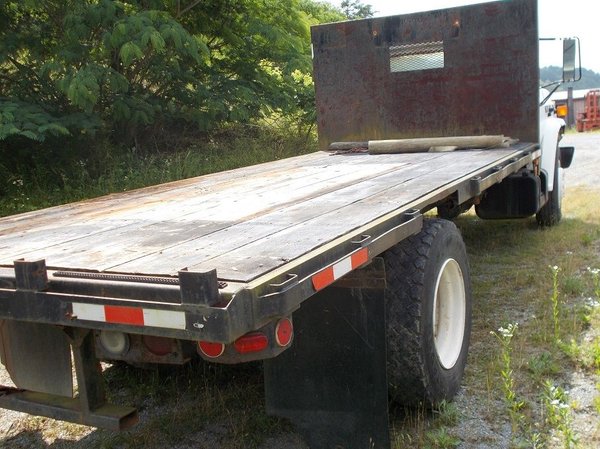 17' flatbed with headboard, rub rail and stake pockets