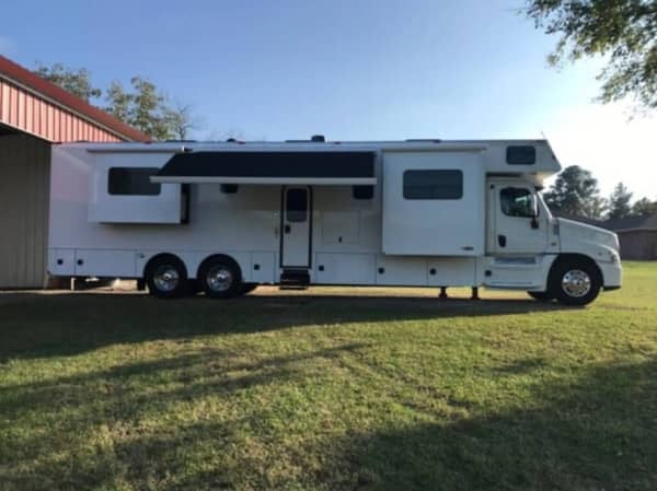 2021 45' QUAD SLIDE RENEGADE MOTORHOME