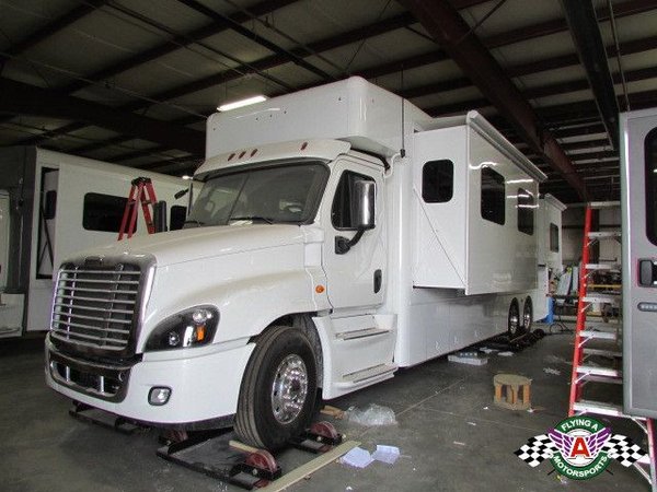 2019 Showhauler 30' Motorhome