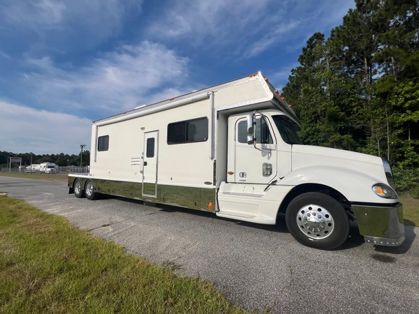 2004 Renegade Tandem Axle Toter 23’ Box w/ Rear Bedroom  for Sale $239,900 