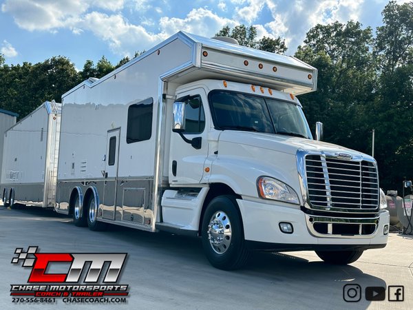 2009 Freightliner Cascadia 5150 & 38’ Liftgate Race Traile 