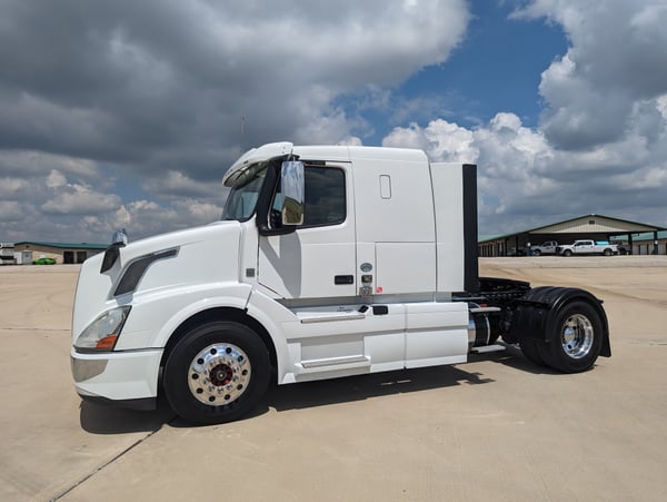 2016 Volvo VNL430 with sleeper  for Sale $58,000 