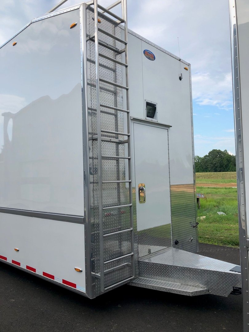 2012 S&S 25' TOTERHOME & 38' LIFTGATE TRAILER for Sale in Paducah, KY