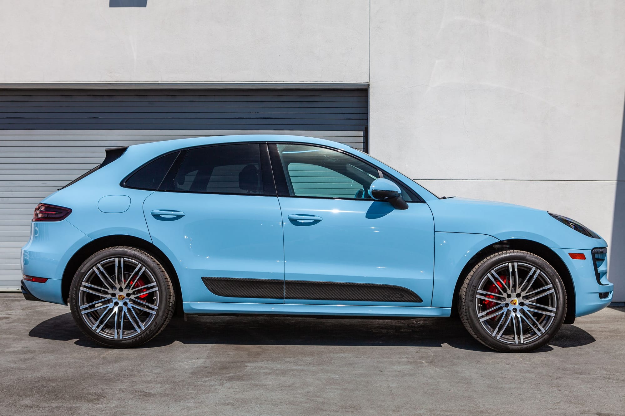 Цвета осень макан. Porsche Macan 2021. Порше Макан 2021 голубой. Porsche Macan 2021 голубой. Порше Gulf Macan.