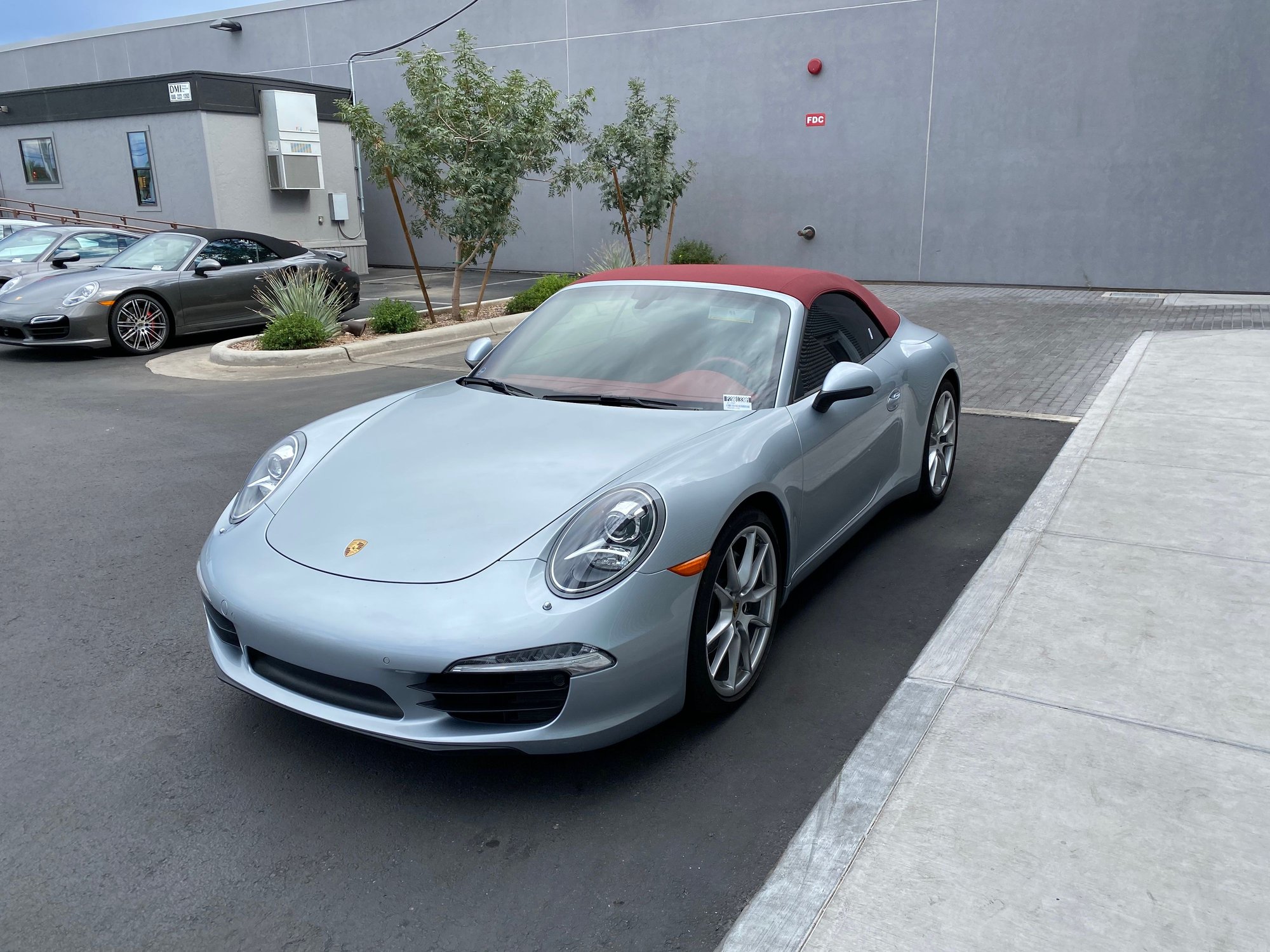 2015 Porsche 911 - 2015 911 Cab! 14,000 Miles! Extremely Clean! Beautiful Rhodium Silver/ Garnet Red - Used - VIN WP0CA2A99FS141293 - 14,401 Miles - 6 cyl - 2WD - Automatic - Convertible - Silver - Tucson, AZ 85711, United States