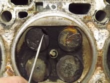 #7 cylinder with burned exhaust valve. Note that the combustion chamber is "steam cleaned" from water getting into cylinder.