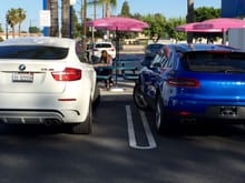 The ass is much more sleek and sexy. The aerodynamic fins under the rear bumper actually make the Macan look much more agressive although it's not clear in the photo. Look at those beautiful tail lights!