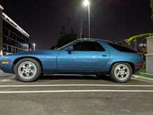 Eric brought his car (Hoi's former Petrol Blue '79). Great looking car and my favorite color. I had a good time talking to Eric about his 928 experience thus far. 