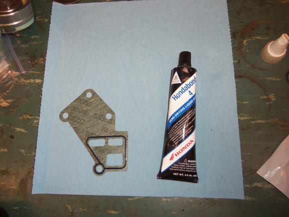 Thin coat of HondaBond 4 for the gasket.