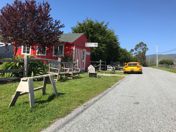 ah a little hut. it has some refreshments there and even sitting area. basking under the sun.... i wonder. did we all bought a car or did we buy a basket of memory or are we just fkg worried about how much more $
we can flip the car for... (this mixed nuts thing is really good!)