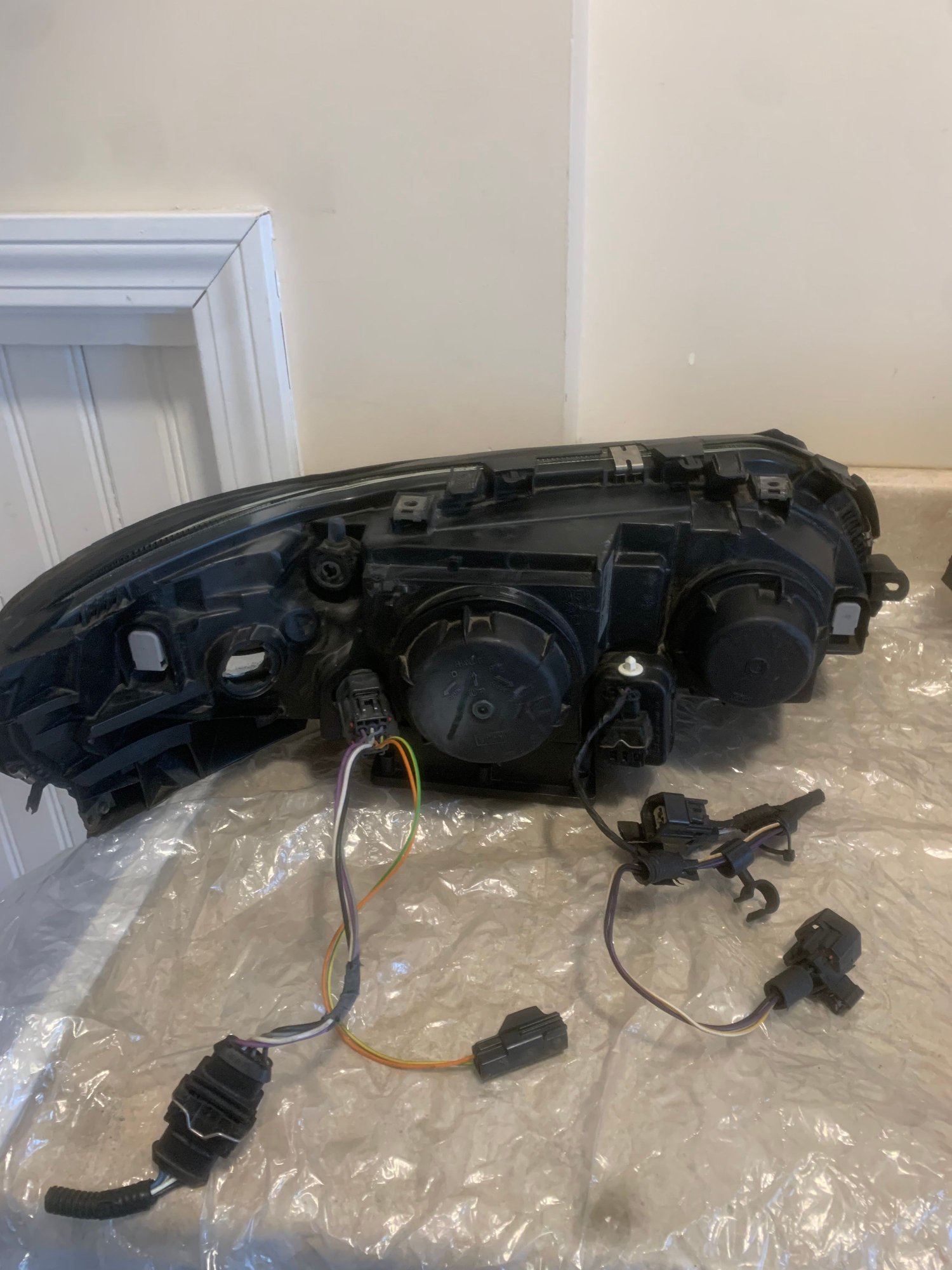 Lights - Xenon headlight assemblys - Used - 2001 to 2005 Volvo V70 - Bridgewater, MA 02324, United States