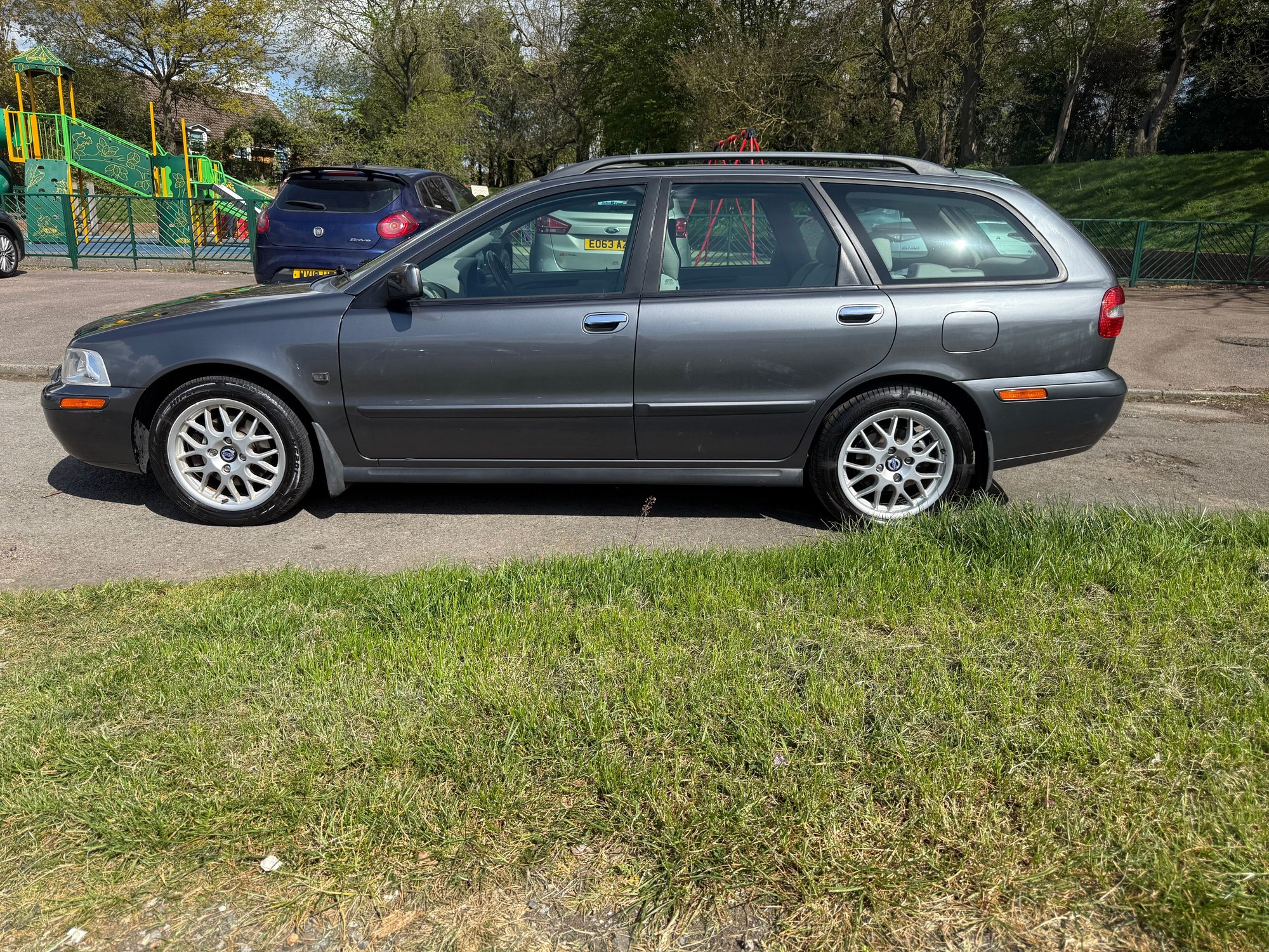 2002 Volvo V40 - 2002 volvo v40 1.9(2)T SE - Used - VIN GV52 XKJ - 81,000 Miles - 4 cyl - 2WD - Automatic - Gray - Harlow CM194D, United Kingdom
