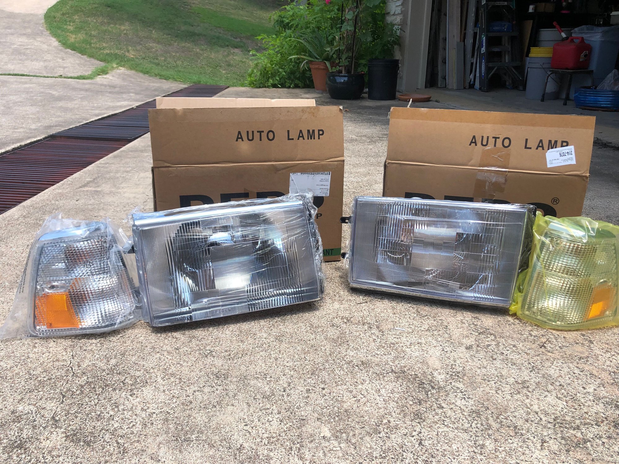 1986 Volvo 244 - 240 Facelift — "NEW" Headlamps & corner-lamps & "like new" grille - Accessories - $190 - Austin, TX 78746, United States