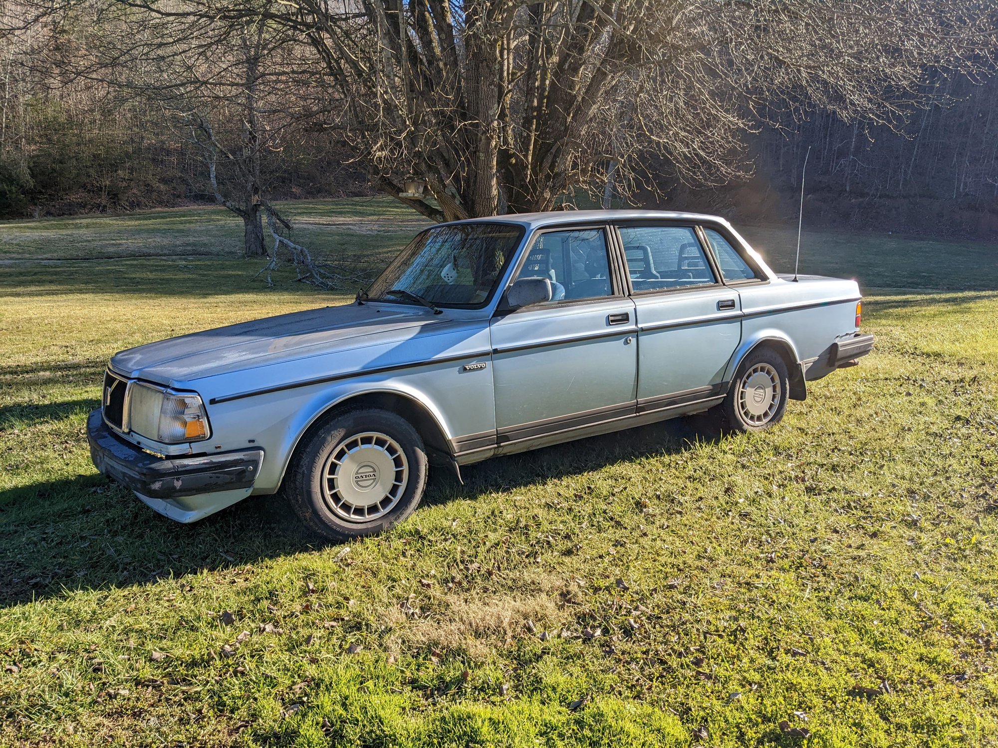 1991 Volvo 240 - 1991 Volvo 240 Sedan eBay auction - Used - VIN YV1AA8841M1443811 - 243,125 Miles - 4 cyl - 2WD - Automatic - Sedan - Blue - Newport, TN 37821, United States