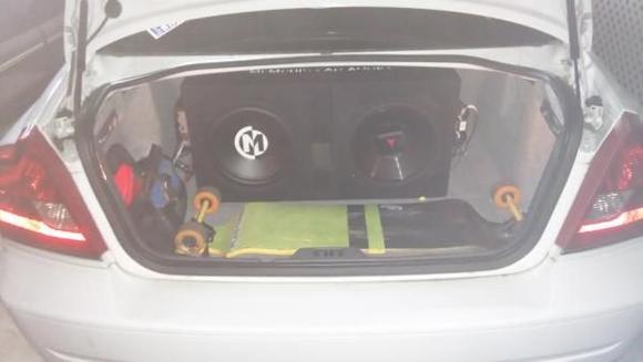 2 12in. Subwoofers , Lighting 1000 watt amplifier and a Farad Cap 8 Capacitor