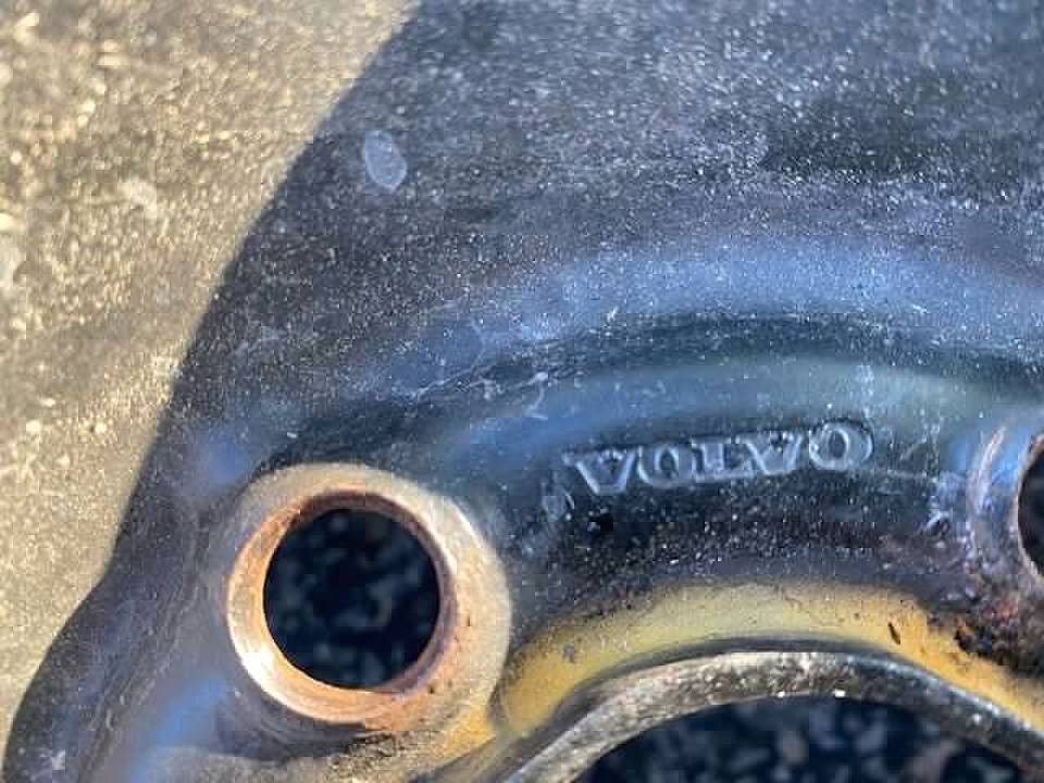 Wheels and Tires/Axles - Volvo Wheels/Tires 850, C70, S70, S90, V70, V90 - $300   NY Metro Area - Used - 1992 to 1997 Volvo 850 - 1997 to 2000 Volvo V70 - 1997 to 2000 Volvo S70 - White Plains, NY 10606, United States