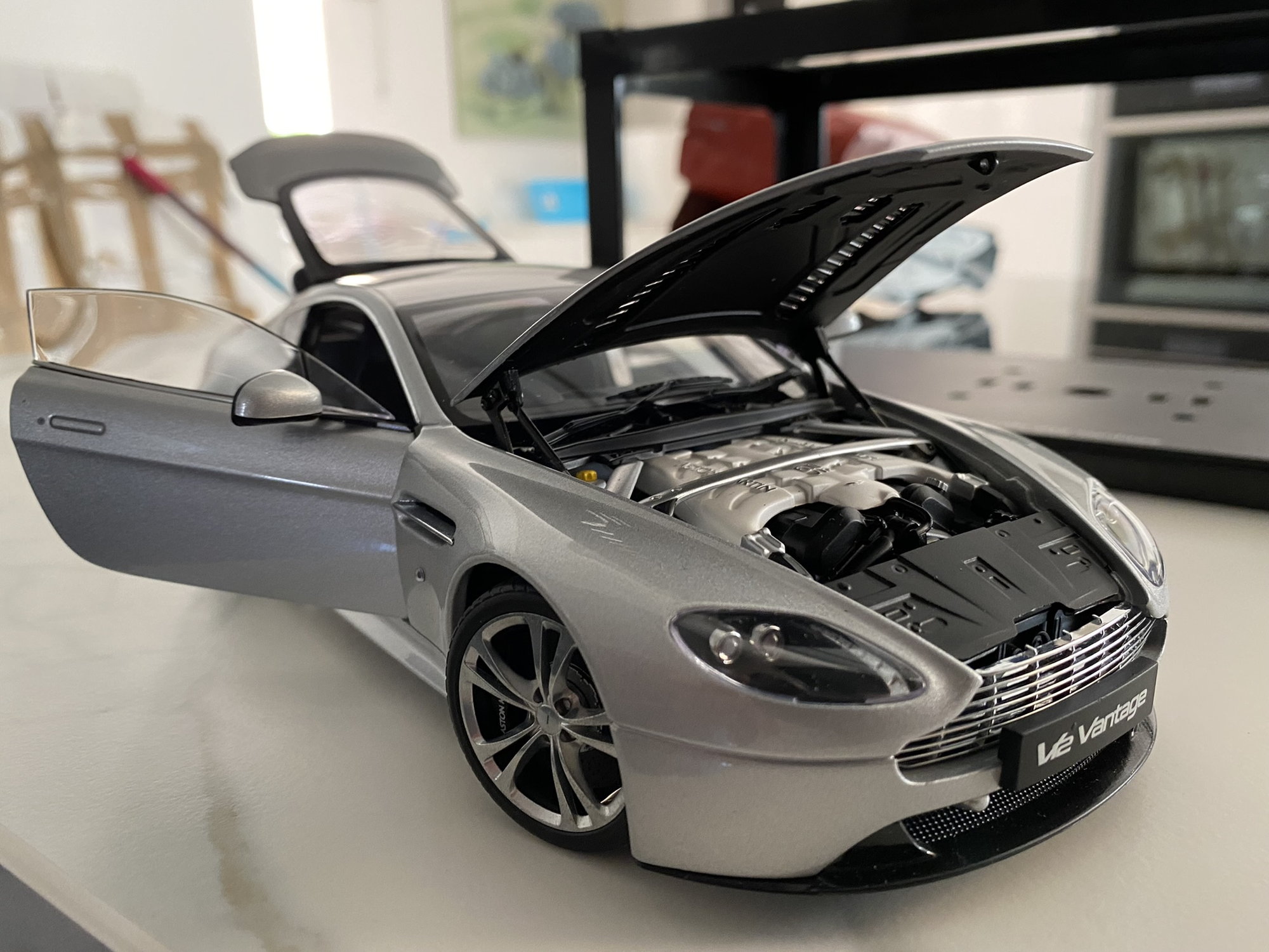 Aston Martin V12 Vantage, Miniature fait par Autoart , éche…