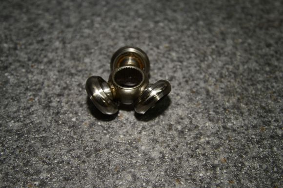 Note: the roller spline has two sides. Here a picture of the beveled side. This side faces outward toward the wheels when installed again