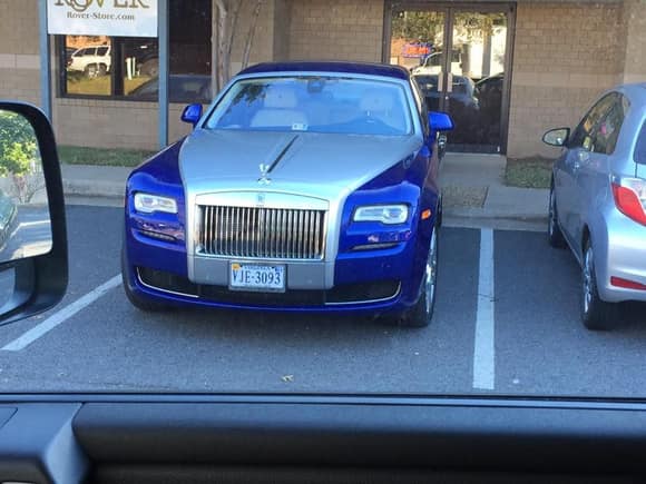Andy Pullar spotted this stunning Rolls Royce Ghost in Virginia. The color combination looks gorgeous.