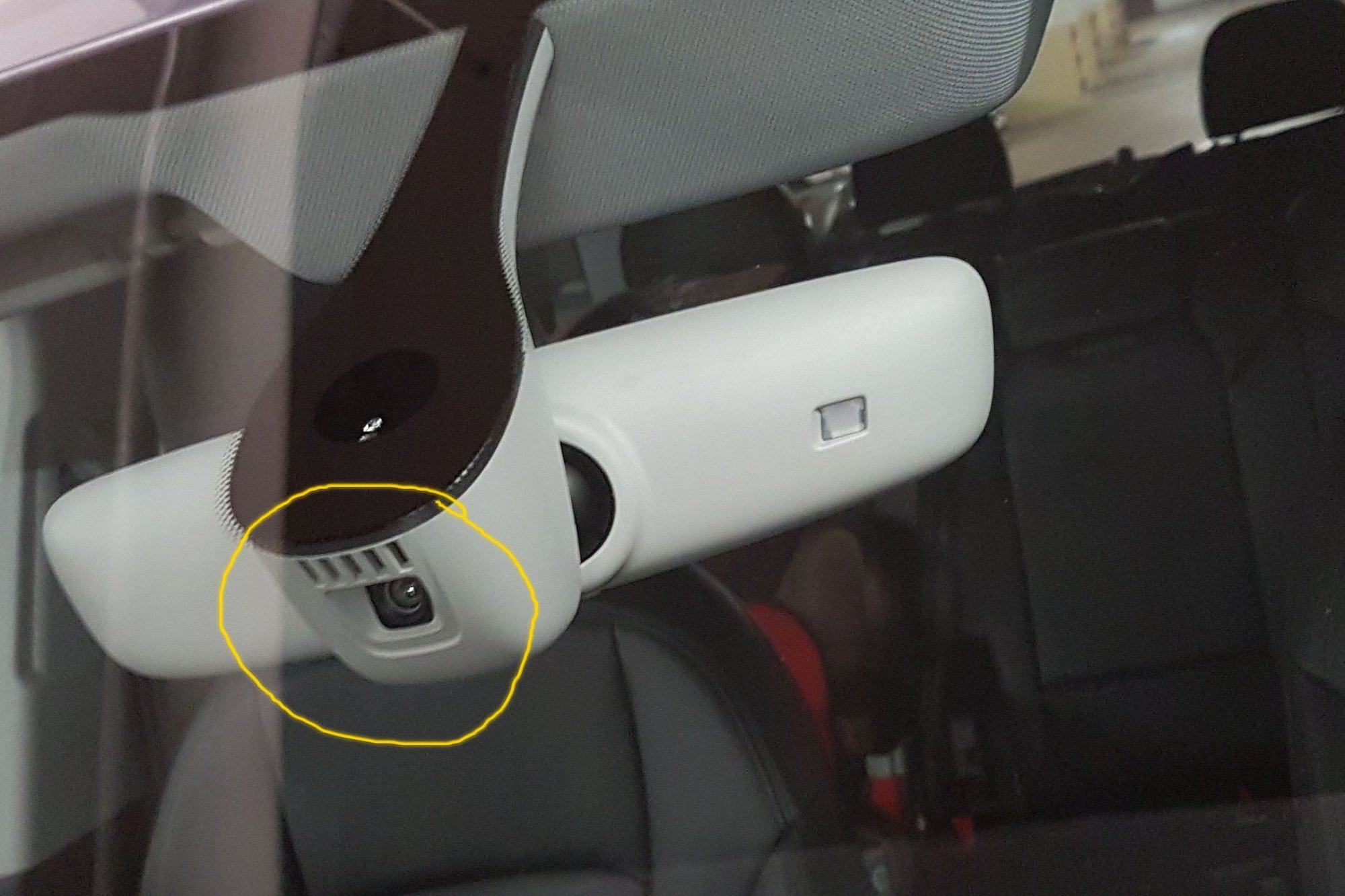 What's that sensor at the back of the rear mirror ? AudiWorld Forums
