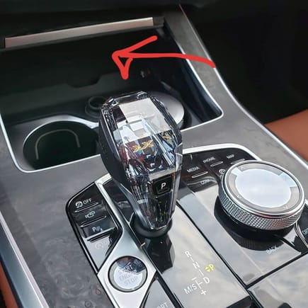 X5 cupholders + wireless charger (closed)