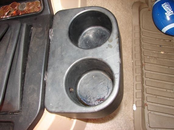 close up, one screw holdin her in along with the clips you can see, doesnt effect any cup i put in there, even foam cups.