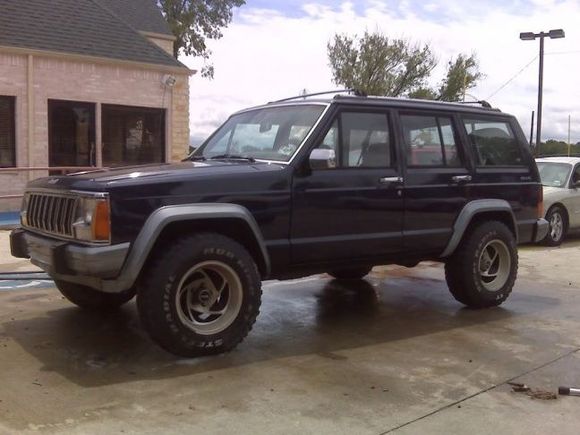 Pix of it at the car lot. Not bad for $1200 cash, huh?