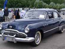 This late ‘40’s early ‘50’s Buick had a centre of the windshield post antenna 