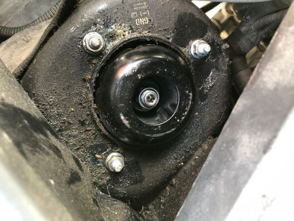 The mounting bolts only go in one way 