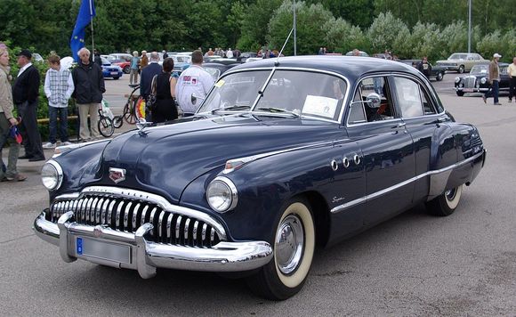 This late ‘40’s early ‘50’s Buick had a centre of the windshield post antenna 
