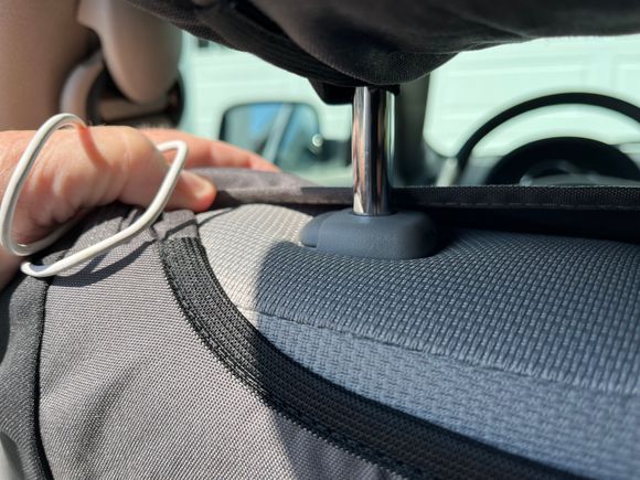 Drivers seat. Left shaft, NO notches.  Release button looks already inward because it is flush with the base.  