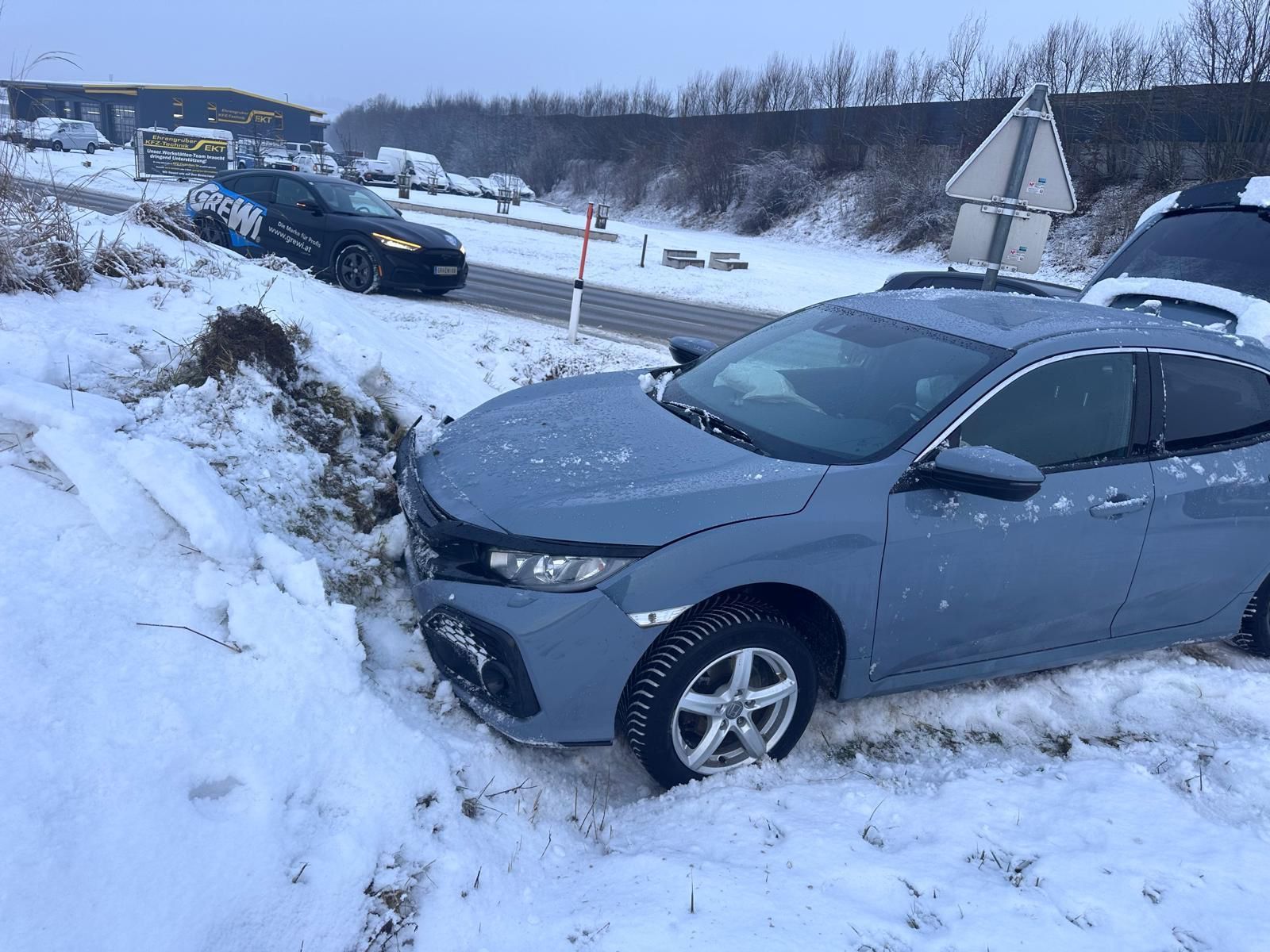 2018 Honda Civic - Crashed Honda Civic 2018 1.0 lieter Vtec - Used - VIN SHHFK6860HU017615 - 3 cyl - 2WD - Automatic - Hatchback - Gray - Pichel Bei Wels, Austria