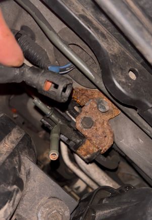 The hose my finger is on goes into the line just below it I’m assuming ? And I’m hoping the line in the picture above the hose goes from that line to the other line here ? 