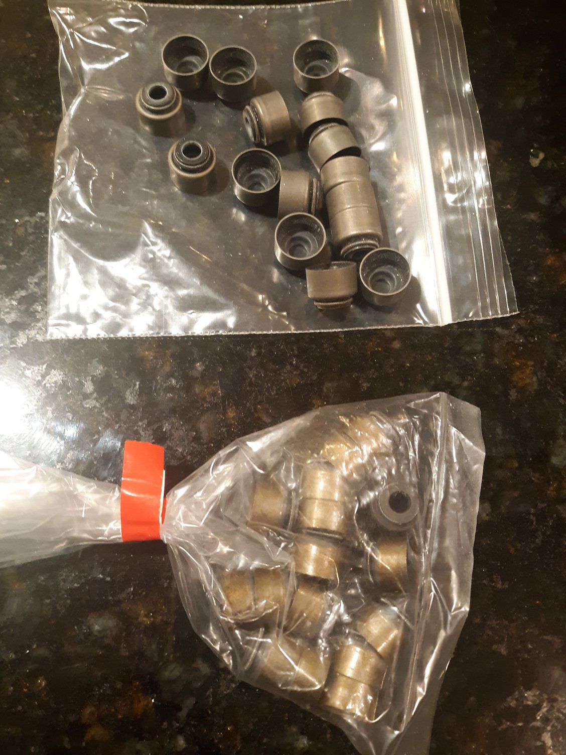 What is visual difference between intake and exhaust valve stem seals