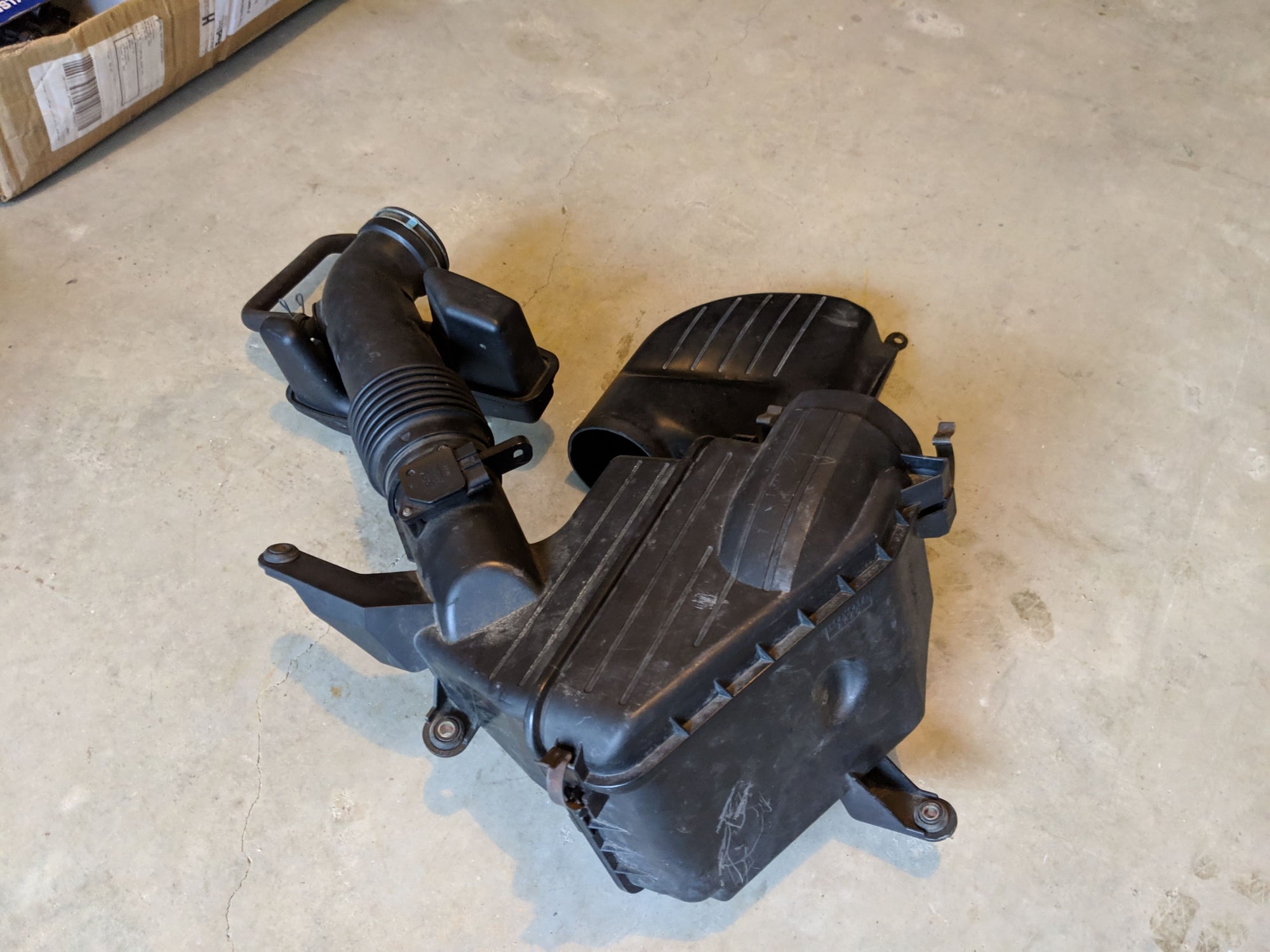 Engine - Intake/Fuel - 01-05 IS300 OEM Intake/Airbox - Used - 2001 to 2005 Lexus IS300 - Mason, OH 45040, United States
