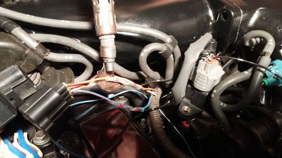 here is a close up shot of the Power wire (blue w/ Red) and the ground wire (Brown) for the MAP Sensor being tapped into