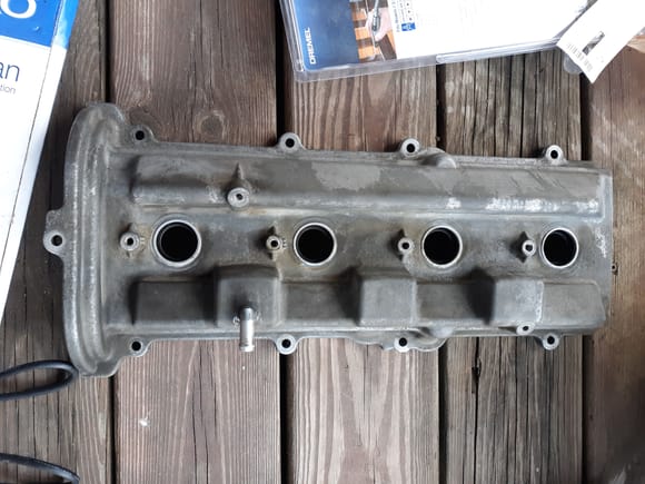 Aluminum valve cover with 20.years of oxidation. Very solid valve covers. Excellent design...however Magnesium.is a better noise damping material.