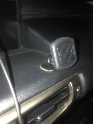 magnet on dash