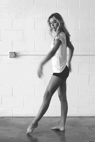 alexis_ren_ballet_4eb82b83d7d3bbcf6d7f79d47af31312be5968b2.gif