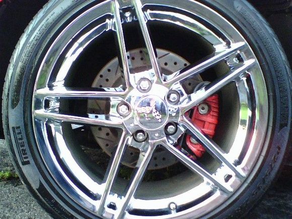 18x9.5" Z06 chrome rims 
Pirelli tires
Double cross drilled and slotted roters with the calipers painted red