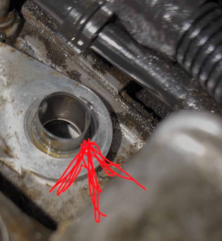 The arrows pointing at the sleeve that snapped off the detent assembly