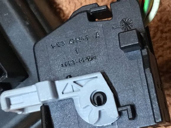 There are numbers on both sides of the connectors.
Try and get a connector off a wrecked car.
If you buy a whole pump make sure it comes with connectors that are not corroded.