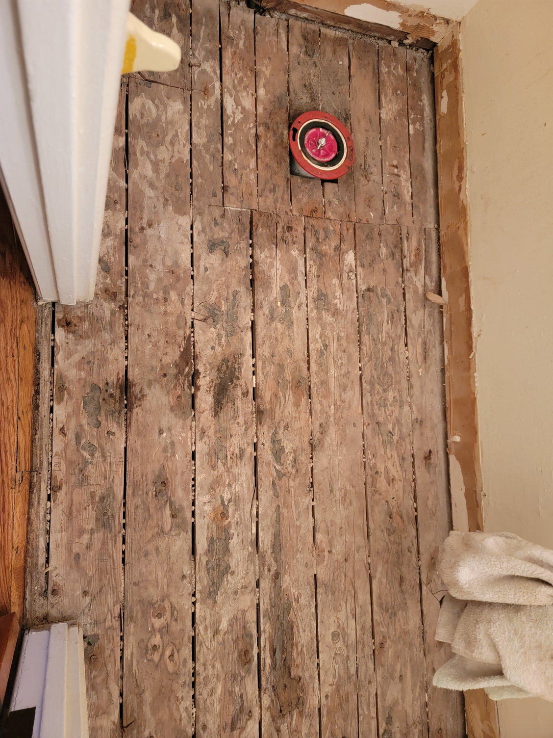 Laying vinyl floor up to this cultured marble threshold that transitions  into ceramic tile. How can I make this look good? : r/Flooring