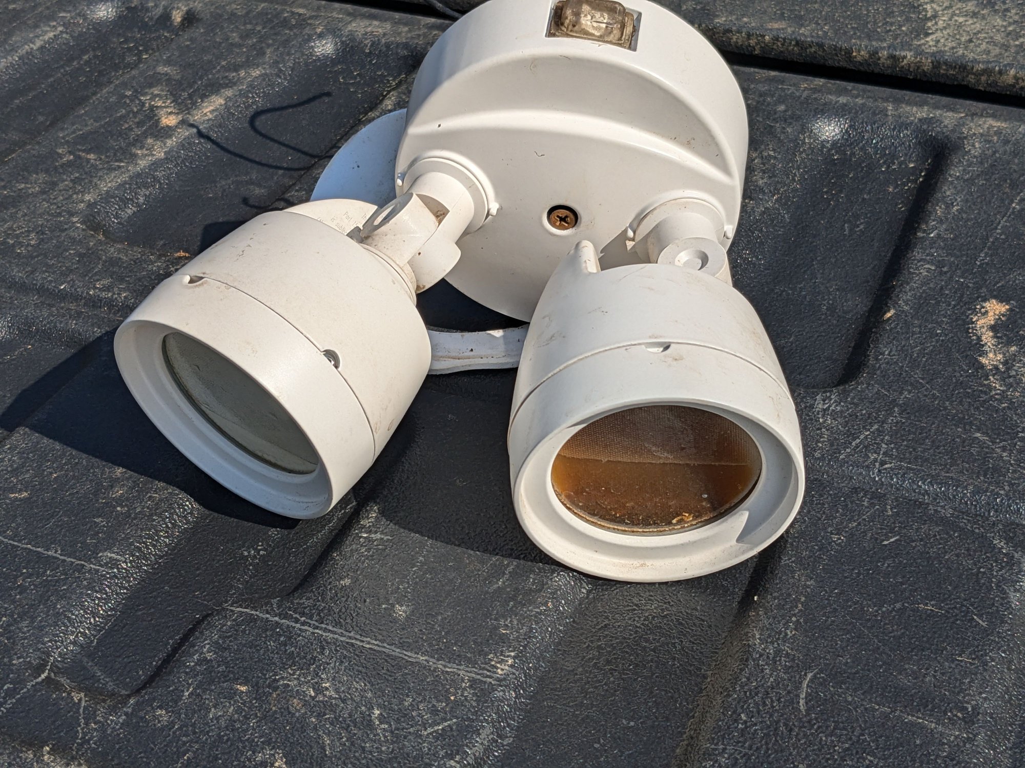 Flooded Floodlights! - DoItYourself.com Community Forums, image size:2000x1500