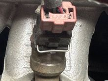 Injector plug clip unseated