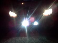 connect dirrectly with my highbeam. (with relay, fuse and stuff)
oem highbeam @ 4300k and hid @ 6000k
For the aux light, we see the difference between flood and spot beam on this pic.
the mitsou grill do not disturb too much the light.