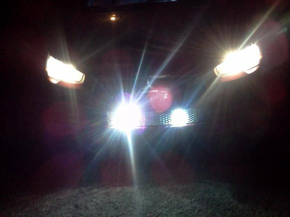 connect dirrectly with my highbeam. (with relay, fuse and stuff)
oem highbeam @ 4300k and hid @ 6000k
For the aux light, we see the difference between flood and spot beam on this pic.
the mitsou grill do not disturb too much the light.